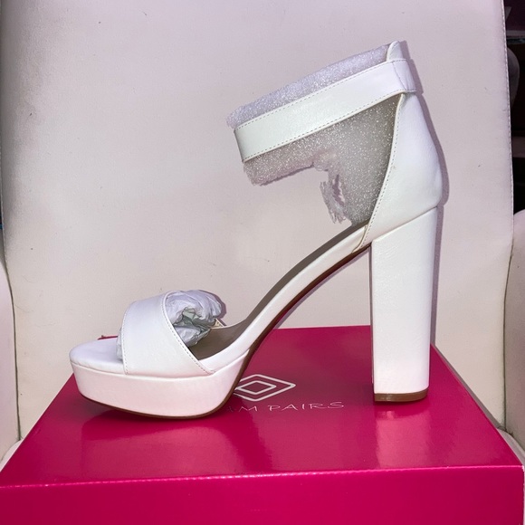 Dream Pairs White Chunky Heels - Picture 7 of 7